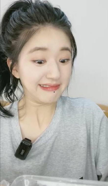 赵露思直播,青春活力与时尚魅力并存